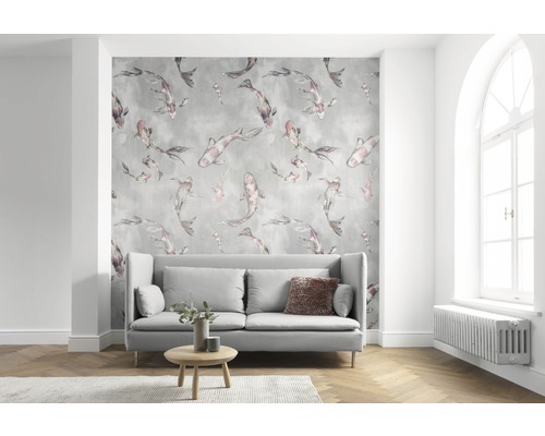 Living cu canapea gri și tapet cu model de pește