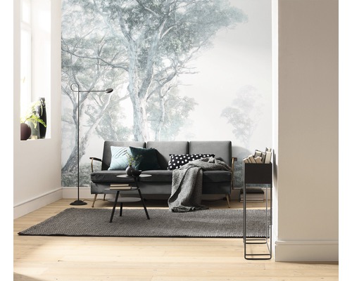 Cameră de zi cu fototapet, canapea, covor și lampă de podea