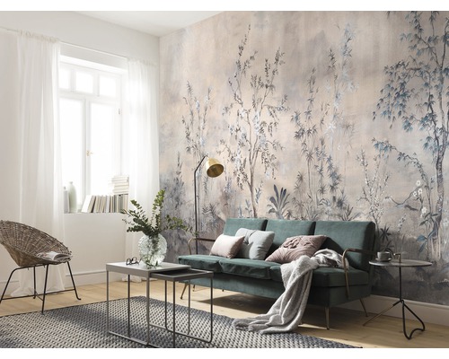 Cameră de zi cu tapet cu model floral, canapea și fotoliu