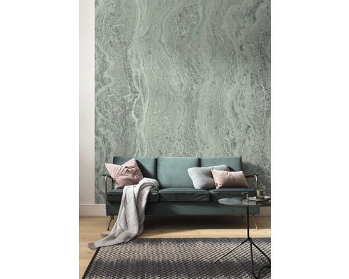 Cameră de zi cu canapea, covor și tapet cu model abstract