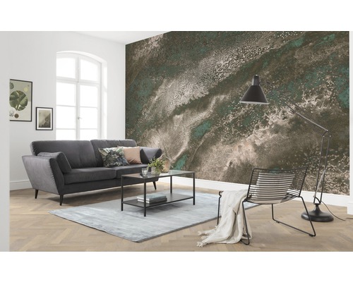 Cameră de zi cu canapea gri, masă, lampă și fototapet cu model abstract