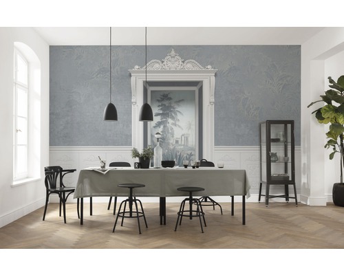 Sufragerie cu masă, scaune, lămpi suspendate, vitrină și design de perete cu bordură și tapet