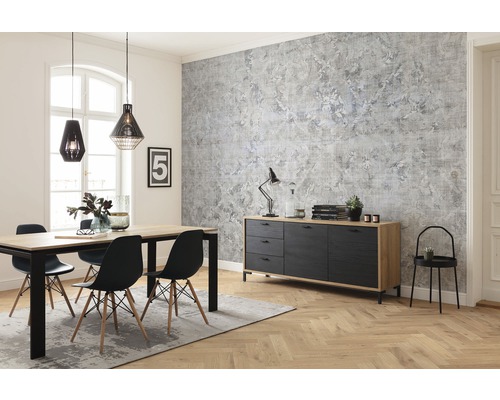 Sufragerie cu masă, scaune, comodă și tapet cu model