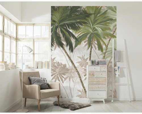 Cameră de zi cu fotoliu, comodă și tapet cu palmieri pentru o atmosferă luminoasă și organizată.