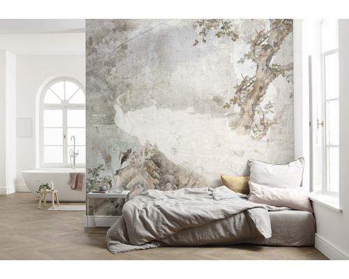 Dormitor cu tapet cu motiv de păun