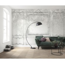 Living luminos cu tapet decorativ cu rame, canapea, lampă de podea și podea din lemn