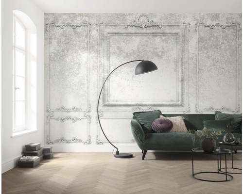 Living luminos cu tapet decorativ cu rame, canapea, lampă de podea și podea din lemn