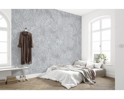 Dormitor luminos cu tapet cu model, pat și podea din lemn