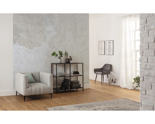 Cameră de zi cu fotoliu, raft și decor de perete