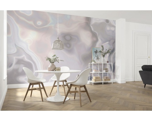 Cameră luminoasă cu zonă de luat masa, raft și tapet abstract