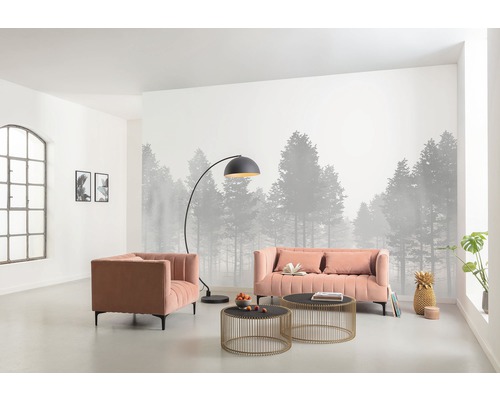 Living cu canapea, fotoliu, lampadar și măsuțe de cafea în fața unui fototapet cu motiv forestier.