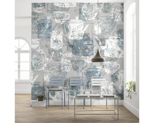 Cameră luminoasă cu tapet care înfățișează ceainice și căni, plus scaune și o masă