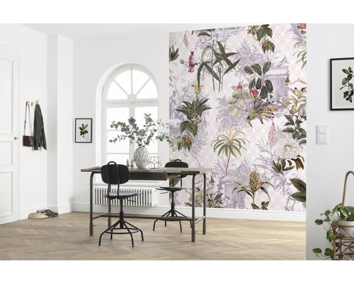 O cameră luminoasă cu o masă, scaune și un perete cu tapet botanic.