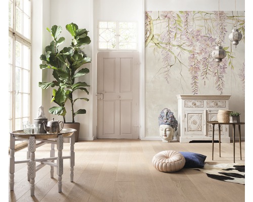 Cameră luminoasă cu smochin, masă, decorațiuni și un perete cu motiv floral