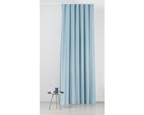 Perdea albastră lângă o măsuță cu o vază