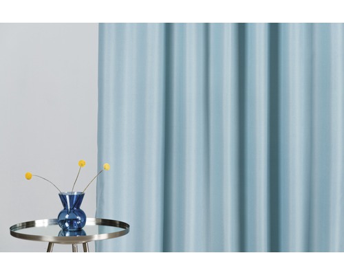 Șaluri decorative cu flori în vază pe masă