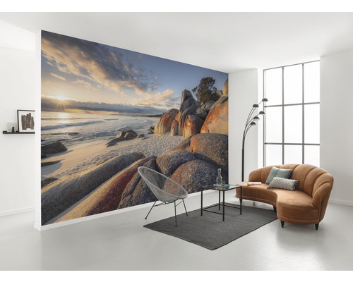 Cameră de zi cu fototapet cu un peisaj de coastă cu stânci și mare