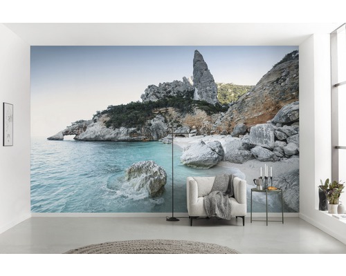 Cameră de zi cu fototapet cu o coastă stâncoasă, care creează o atmosferă luminoasă și spațioasă