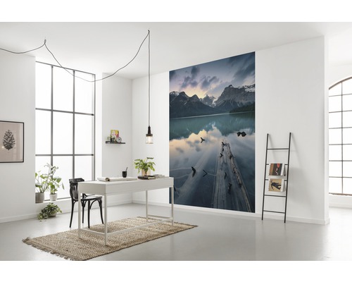 Birou modern cu birou, scaun, raft scară și fototapet cu peisaj montan