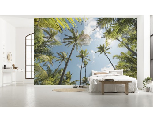 Cameră luminoasă cu fototapet cu motiv cu palmieri, pat și decorațiuni