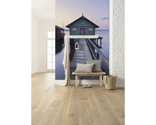 Interior cu podea din lemn, bancă și fototapet cu motiv de casă pe lac