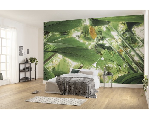 Dormitor luminos cu fototapet cu tematică de junglă