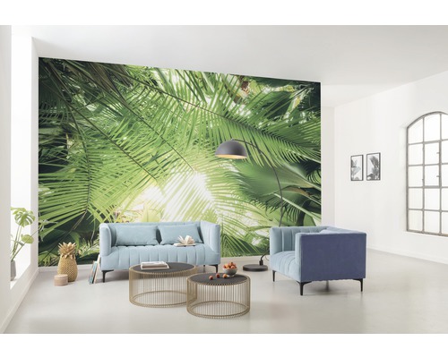 Living cu fototapet, canapea, fotoliu, lampă de podea și măsuțe de cafea