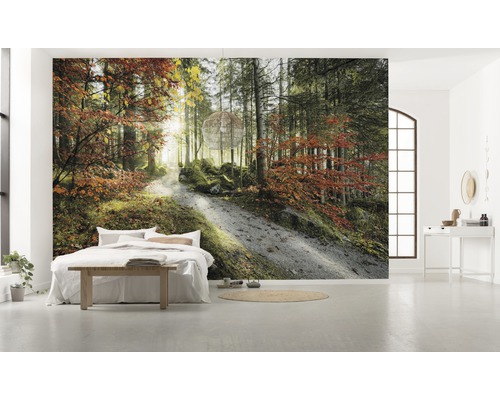 Dormitor luminos cu fototapet de pădure de toamnă