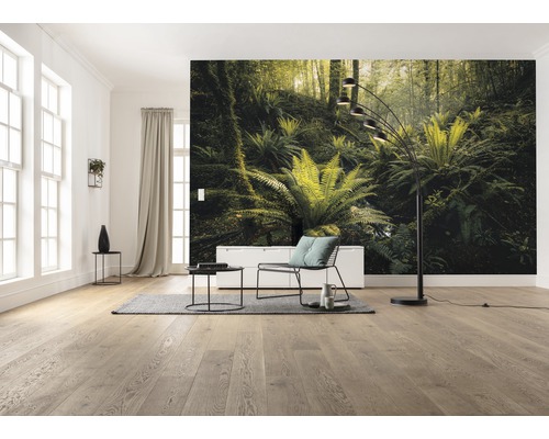Living cu fototapet junglă, lampadar și podea din lemn
