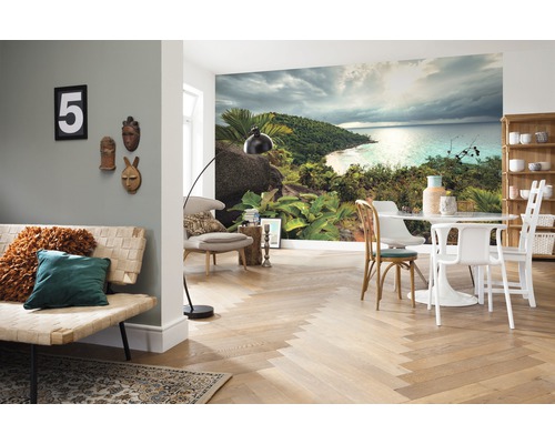 Cameră de zi cu fototapet cu o insulă tropicală, o canapea, o masă și scaune.