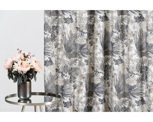 Material decorativ cu model floral lângă masă și vază cu flori