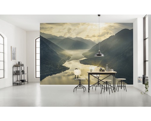 Tapetă foto cu peisaj montan și lac într-o cameră luminoasă.