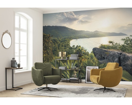 Cameră de zi cu fototapet, fotolii și măsuță laterală