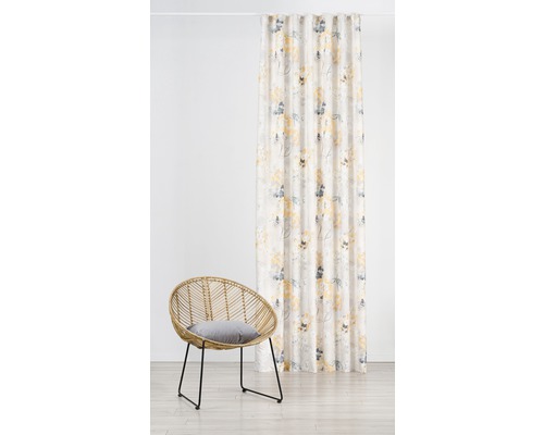 Șaluri decorative cu model floral lângă fotoliu din ratan