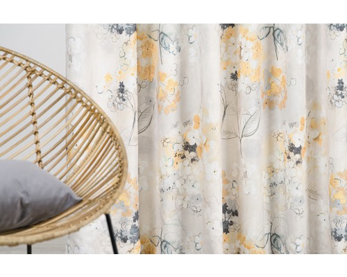 Material decorativ cu model floral și scaun din ratan