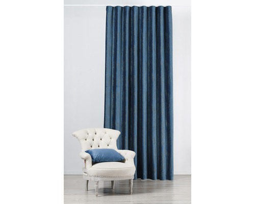 Scenă decorativă cu perdea albastră și fotoliu