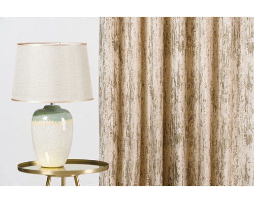 Interior decorativ cu lampă de masă pe o măsuță laterală și perdea