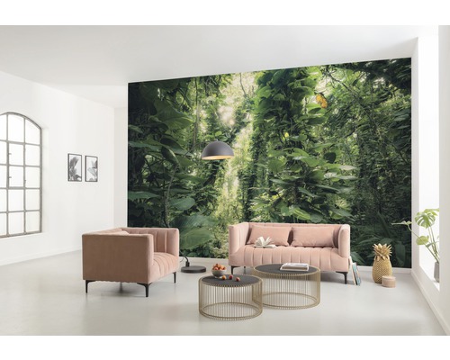 Living cu fototapet cu motiv junglă, fotoliu și canapea