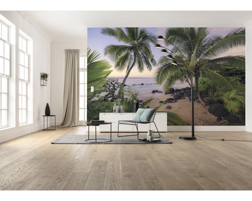 Cameră de zi cu fototapet cu motiv de plajă, fotoliu și lampă de podea