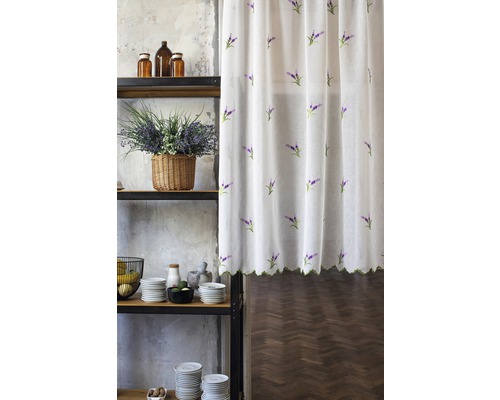 Perdea deschisă la culoare cu model de lavandă și unitate de rafturi în interior