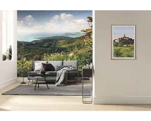 Living cu fototapet, canapea, covor și tablou