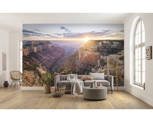 Living cu fototapet Grand Canyon, canapea și decorațiuni