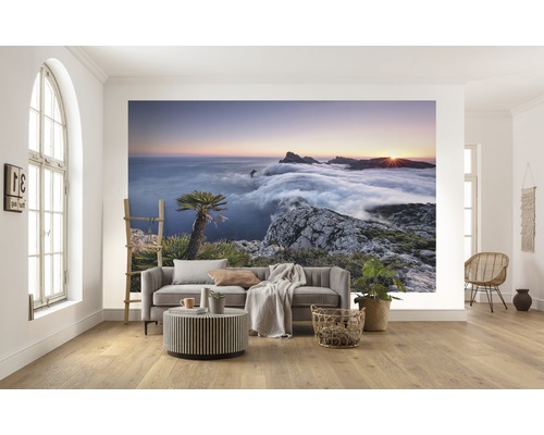 Living cu fototapet cu peisaj montan la răsăritul soarelui deasupra norilor