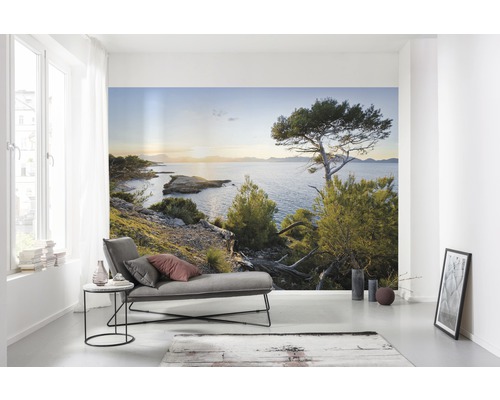 Cameră de zi cu fototapet cu peisaj de coastă cu vedere la mare.