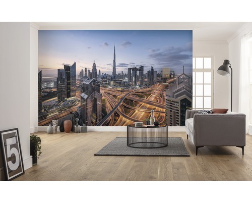 Cameră de zi cu fototapet cu vedere la orașul Dubai cu zgârie-nori și autostrăzi noaptea