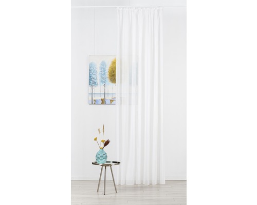 Scenă cu perdea albă transparentă, măsuță laterală și decorațiuni