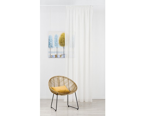 Scenă cu draperie albă, fotoliu de ratan și tablou