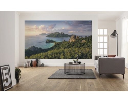 Cameră de zi cu fototapet cu o insulă tropicală.