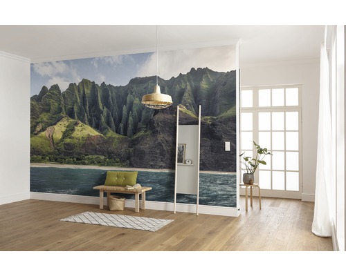 Cameră de zi cu tapet cu motiv montan, bancă, raft scară și podea din lemn