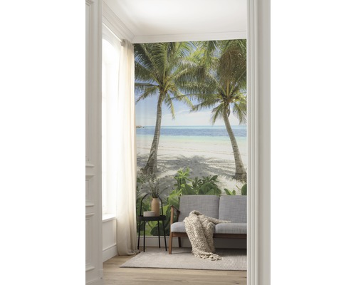 Cameră de zi cu fototapet cu plajă și palmieri